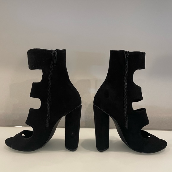 NWOT Black Steve Madden Tawnie Caged Heel Bootie - New w/outbox. Never worn. - Picture 5 of 9